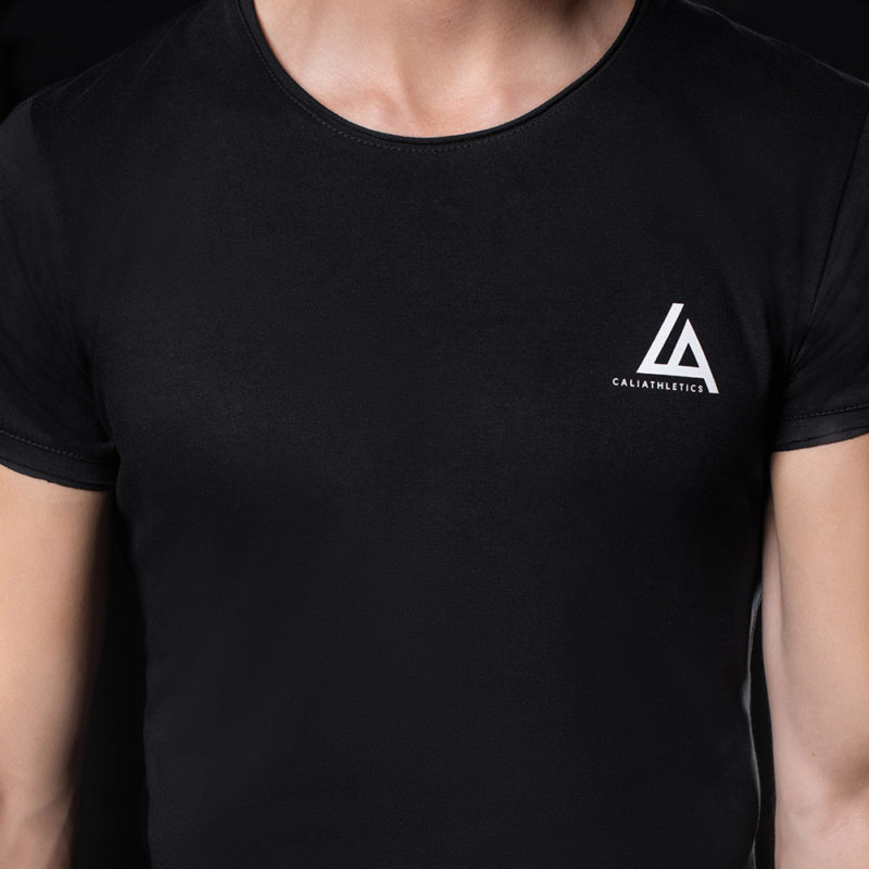 Czarny t-shirt slim fit Caliathletics z małym logo